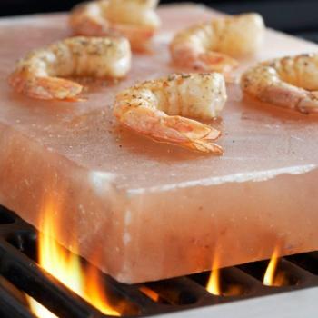 CUISSON DE LIEU JAUNE ET GAMBAS SUR PLAQUE DE SEL DE L'HIMALAYA