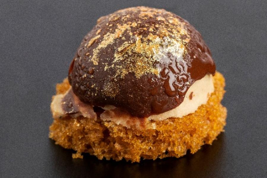Foie gras en coque de chocolat sur pain d'épice Foie gras en coque de chocolat sur pain d'épice